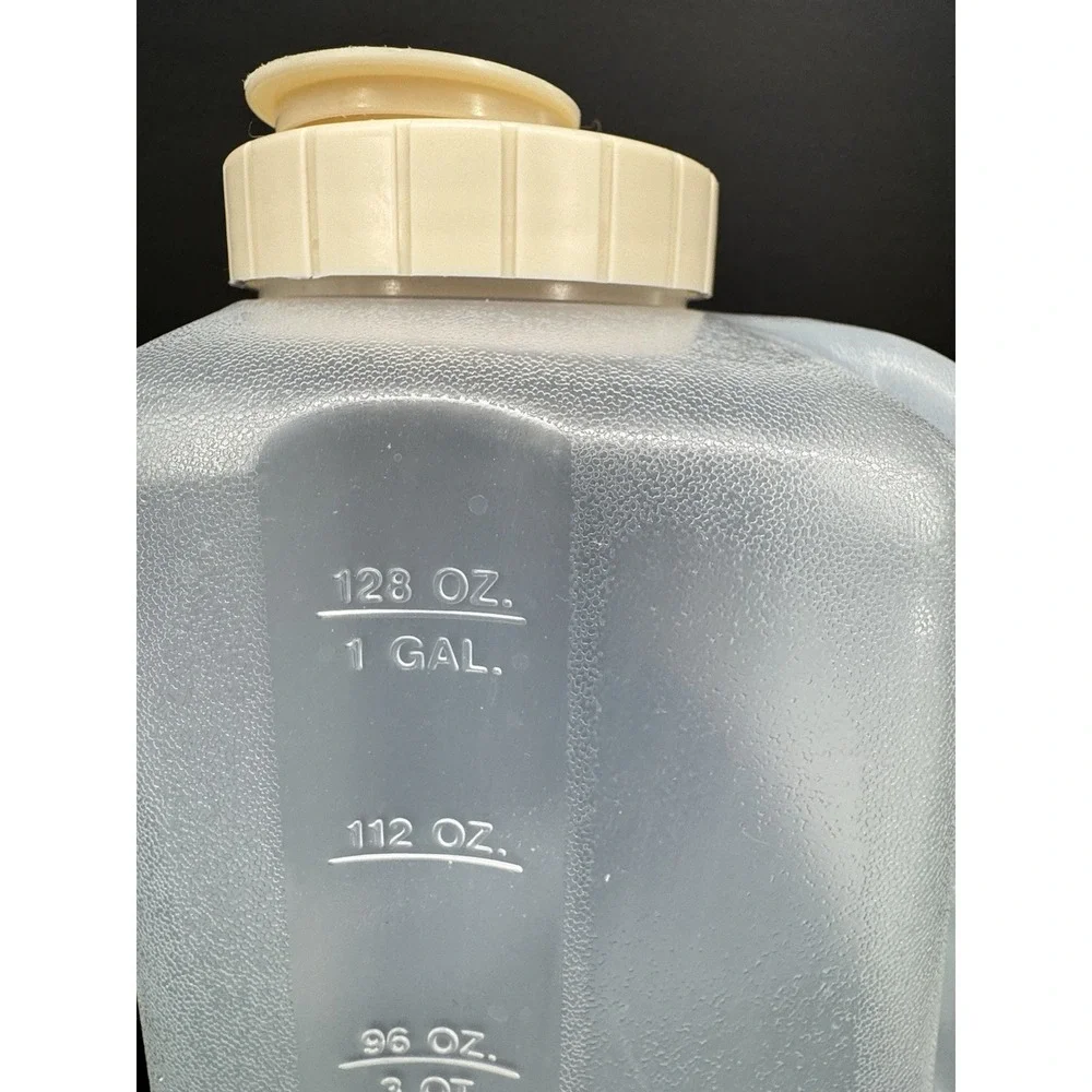 Vtg. Rubbermaid Servin Saver Pitcher/Jug 1 Gallon 4 Qt. #0231 Flip Top Lid‎